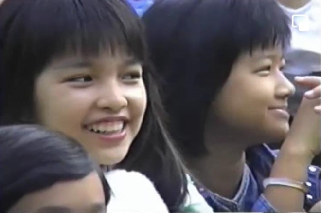 Cô bé học sinh có nụ cười tươi rói trong đoạn video từ năm 1993 bỗng nổi tiếng MXH: Danh tính hiện tại khiến nhiều người thích thú - Ảnh 3.