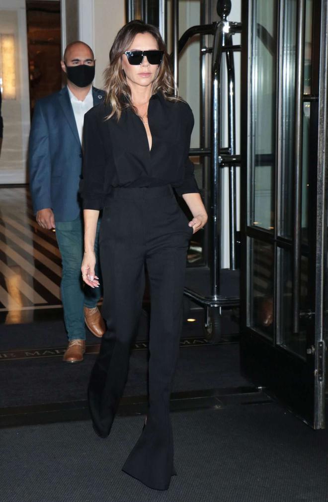 Tham khảo Victoria Beckham 10 c&aacute;ch mặc trang phục m&agrave;u đen sang trọng, t&ocirc;n d&aacute;ng tối ưu - Ảnh 1.