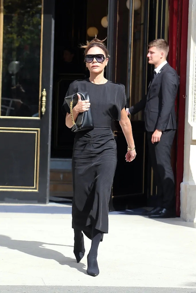 Tham khảo Victoria Beckham 10 c&aacute;ch mặc trang phục m&agrave;u đen sang trọng, t&ocirc;n d&aacute;ng tối ưu - Ảnh 7.