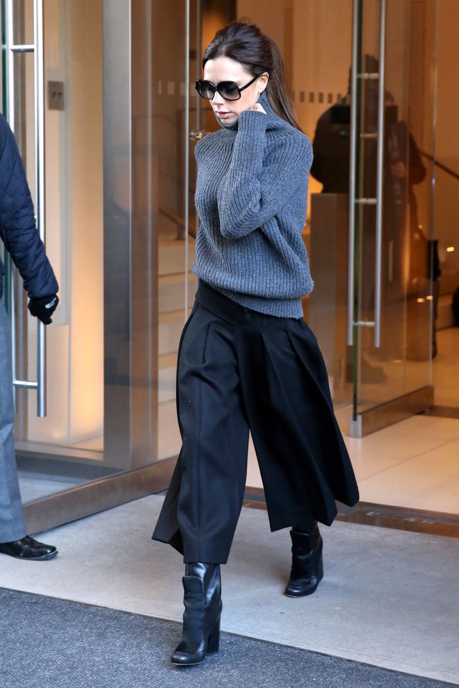 Tham khảo Victoria Beckham 10 c&aacute;ch mặc trang phục m&agrave;u đen sang trọng, t&ocirc;n d&aacute;ng tối ưu - Ảnh 6.