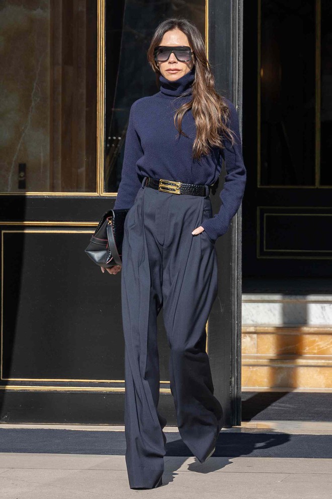 Tham khảo Victoria Beckham 10 c&aacute;ch mặc trang phục m&agrave;u đen sang trọng, t&ocirc;n d&aacute;ng tối ưu - Ảnh 4.