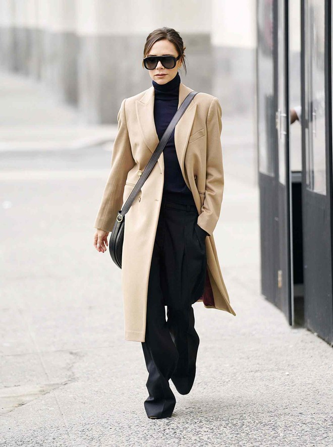 Tham khảo Victoria Beckham 10 c&aacute;ch mặc trang phục m&agrave;u đen sang trọng, t&ocirc;n d&aacute;ng tối ưu - Ảnh 3.