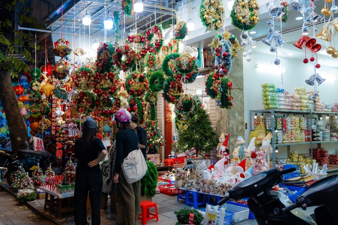 Hàng Mã những ngày sát Noel: Thời điểm tuyệt vời để đi chụp ảnh sống ảo vì không quá đông người - Ảnh 2.