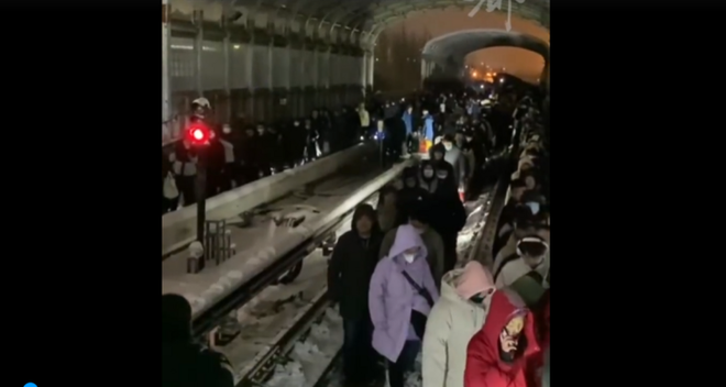 Tàu điện ngầm Bắc Kinh đứt toa giữa đường, 30 người bị thương - Ảnh 2.