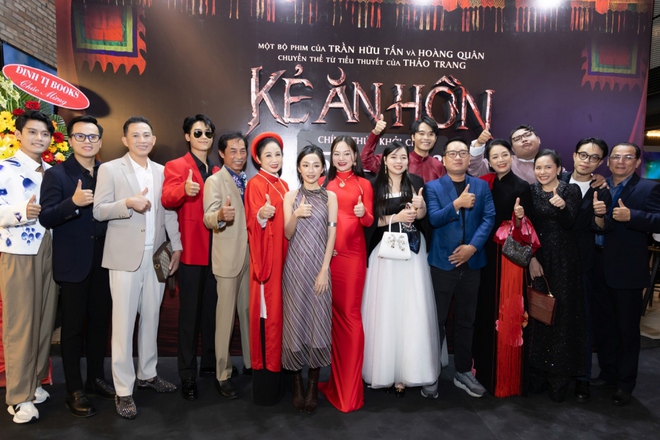 Lan Phương bế bụng bầu 6 th&aacute;ng c&ugrave;ng chồng đi ra mắt phim - Ảnh 4.