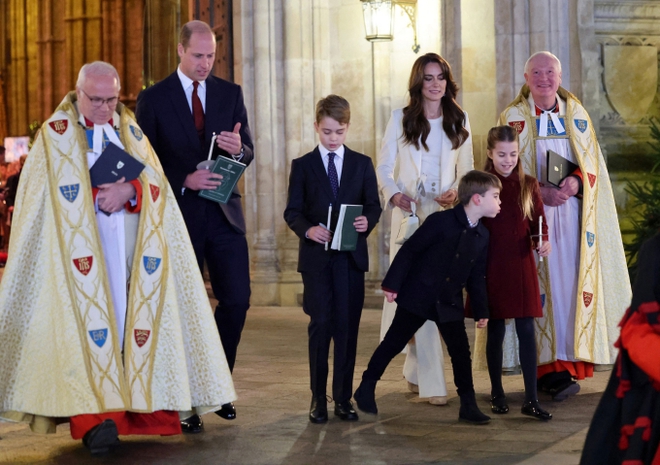 Khoảnh khắc ngọt ngào của Thân vương William cùng con trai út Louis tại buổi hòa nhạc Giáng sinh khiến người hâm mộ xuýt xoa khen ngợi - Ảnh 3.
