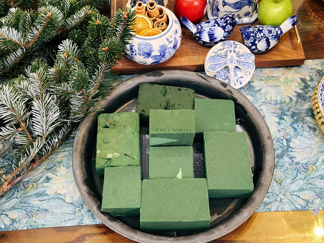 Mẹ 8x ở Quảng Ninh chỉ c&aacute;ch cắm c&agrave;nh th&ocirc;ng tươi đ&oacute;n Gi&aacute;ng sinh dễ l&agrave;m lại đẹp ấn tượng - Ảnh 5.