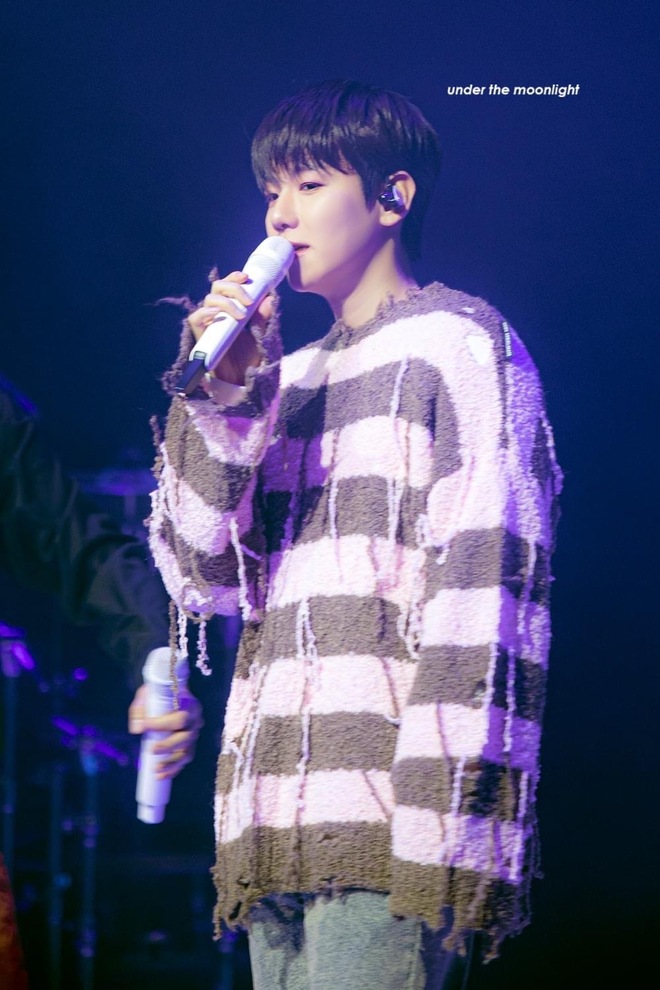 Chiếc áo len rách khiến idol kpop mê tít