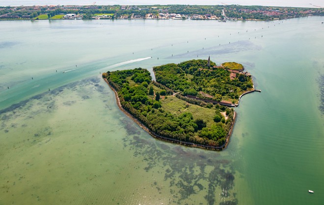 Đảo Poveglia: H&ograve;n đảo b&iacute; ẩn v&agrave; đ&aacute;ng sợ nhất thế giới v&igrave; những chuyện lạ kh&oacute; l&yacute; giải - Ảnh 1.