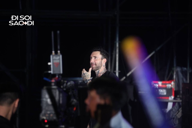 Adam Levine cởi áo khoe 6 múi khiến hàng nghìn khán giả hú hét, còn xuống tận nơi selfie với fan Việt! - Ảnh 3.