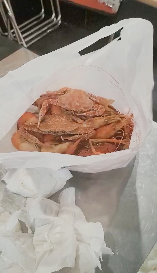 Xôn xao chuyện khách mang túi ba gang đến hàng buffet lén lấy 4kg hải sản về và phản hồi từ phía nhà hàng - Ảnh 6.