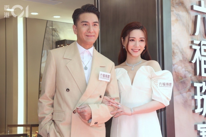 Cặp tiên đồng ngọc nữ TVB hôn nhau say đắm trong hôn lễ, netizen hân hoan vì chú rể cuối cùng cũng hạnh phúc sau vụ bị cắm sừng - Ảnh 10.