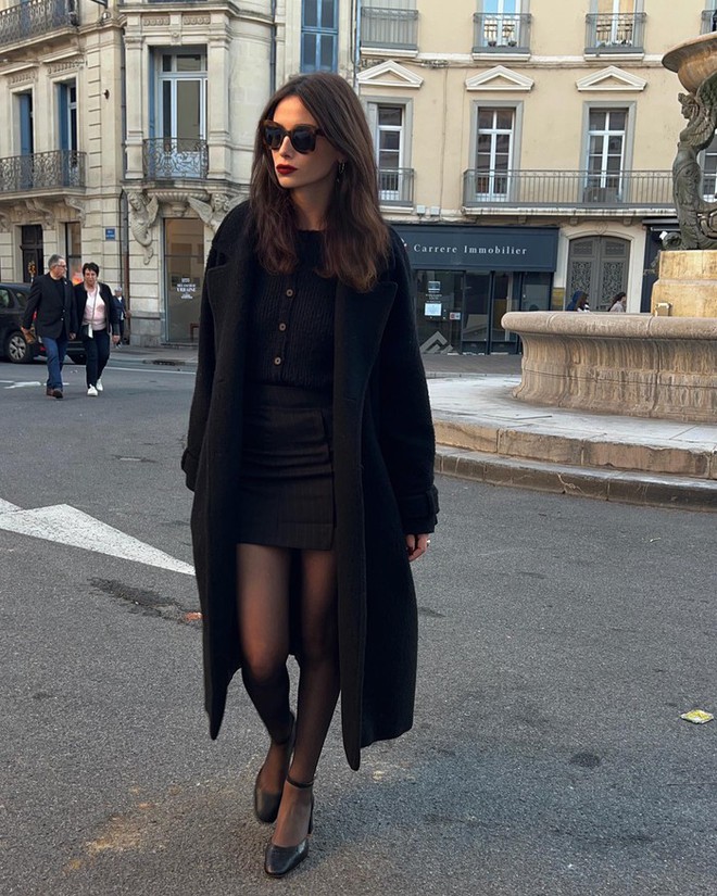 Qu&yacute; c&ocirc; người Ph&aacute;p diện &aacute;o kho&aacute;c d&aacute;ng d&agrave;i chuẩn thanh lịch nhờ phối đồ tối giản - Ảnh 9.