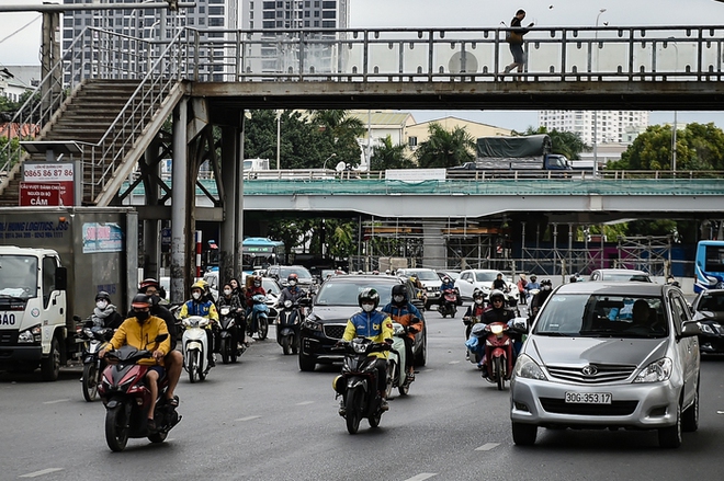 Không khí lạnh tràn về, người dân Hà Nội mặc áo ấm, che mặt kín mít khi ra đường - Ảnh 4.