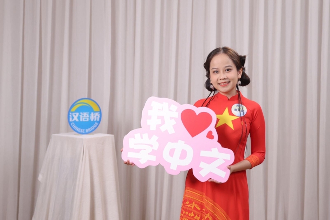 Nữ sinh phát biểu tại cuộc gặp gỡ nhân sĩ hữu nghị và thế hệ trẻ hai nước Việt  - Trung: Xinh, học giỏi, còn biết đàn piano! - Ảnh 5.