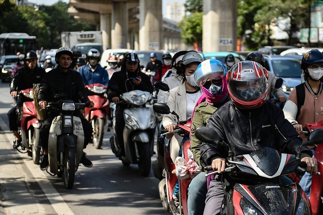 Không khí lạnh tràn về, người dân Hà Nội mặc áo ấm, che mặt kín mít khi ra đường - Ảnh 9.