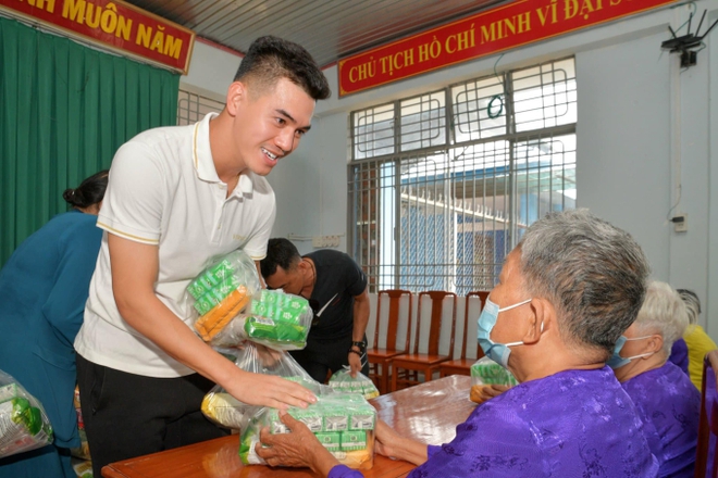 Tiền đạo điển trai đội tuyển Việt Nam tự bỏ tiền làm từ thiện, nhận được mưa lời khen - Ảnh 2.