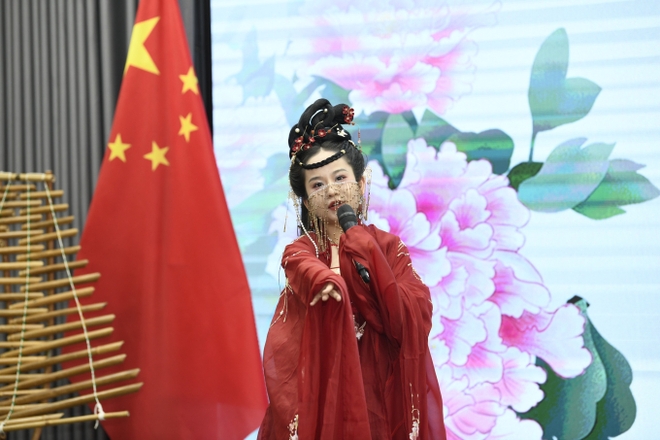 Nữ sinh phát biểu tại cuộc gặp gỡ nhân sĩ hữu nghị và thế hệ trẻ hai nước Việt  - Trung: Xinh, học giỏi, còn biết đàn piano! - Ảnh 3.