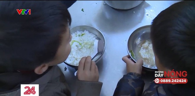 Vụ 11 học sinh ăn chung 2 gói mì tôm chan cơm: Nhân viên nấu ăn thừa nhận chuyện không ngờ - Ảnh 4.