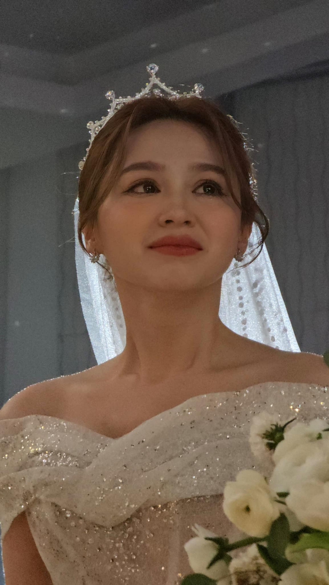 Đám cưới Hà Mã Tấu: Cô dâu xuất hiện với visual xuất sắc, rơi nước mắt khi bố dắt lên lễ đường - Ảnh 5.