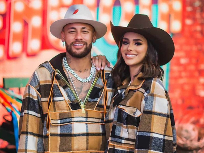 Ao anunciar a separação de Neymar, a modelo ainda sorriu e apareceu ao lado da família do ex-namorado – Foto 3.