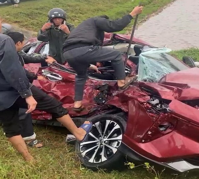 Ô tô 7 chỗ va chạm xe tải tại Hà Tĩnh: 1 người chết, nhiều người bị thương - Ảnh 1.