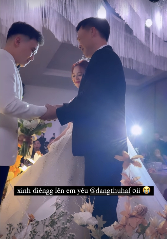 Đám cưới Hà Mã Tấu: Cô dâu xuất hiện với visual xuất sắc, rơi nước mắt khi bố dắt lên lễ đường - Ảnh 4. Đám cưới Hà Mã Tấu: Cô dâu xuất hiện với visual xuất sắc, rơi nước mắt khi bố dắt lên lễ đường - Ảnh 4.