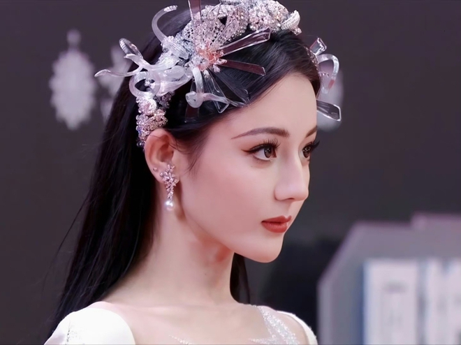 Địch Lệ Nhiệt Ba được cả Weibo gọi tên, gây thương nhớ với vẻ đẹp và thần thái tựa nữ thần tại sự kiện - Ảnh 7.