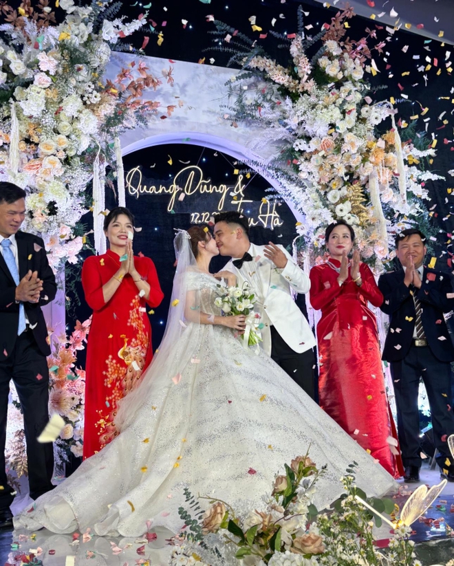 Đám cưới Hà Mã Tấu: Cô dâu xuất hiện với visual xuất sắc, rơi nước mắt khi bố dắt lên lễ đường - Ảnh 2.