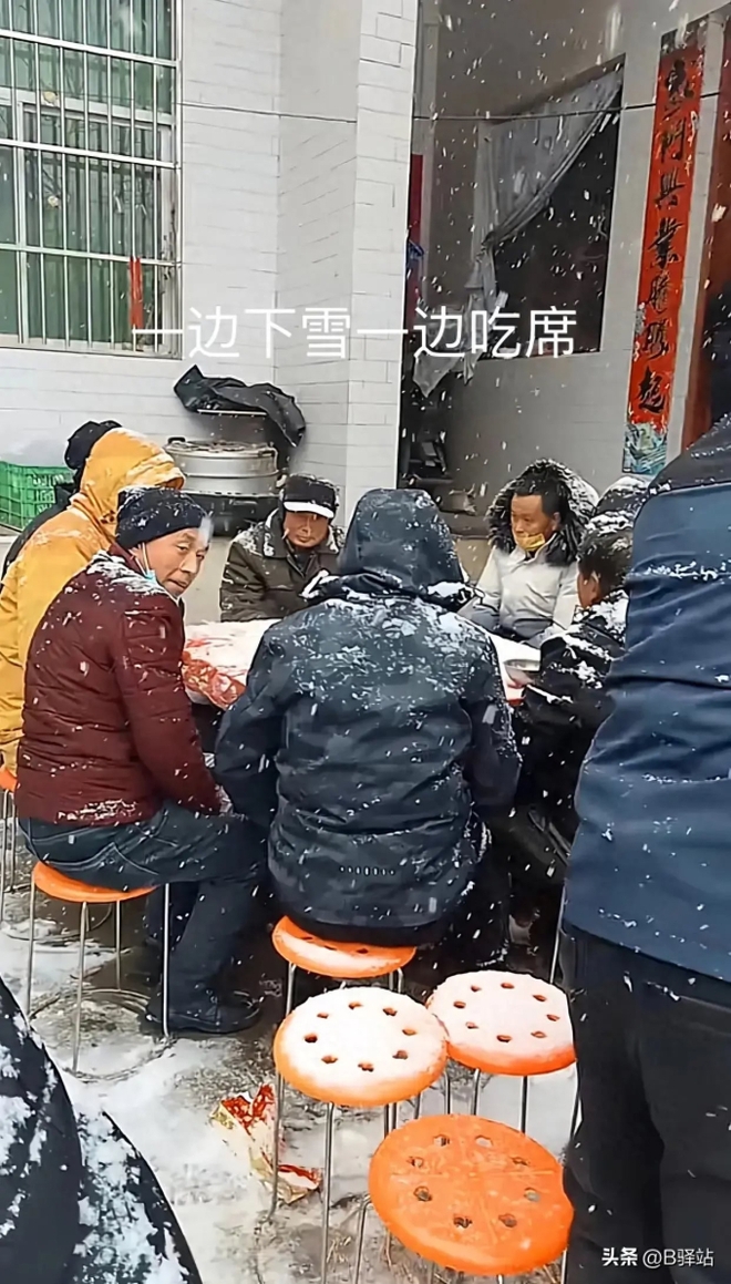 Độc lạ cảnh bữa tiệc dưới tuyết, khách ngồi co ro ăn thịt cá đóng băng nguội lạnh: Dân mạng chê bai, người trong cuộc hé lộ sự thật - Ảnh 1.