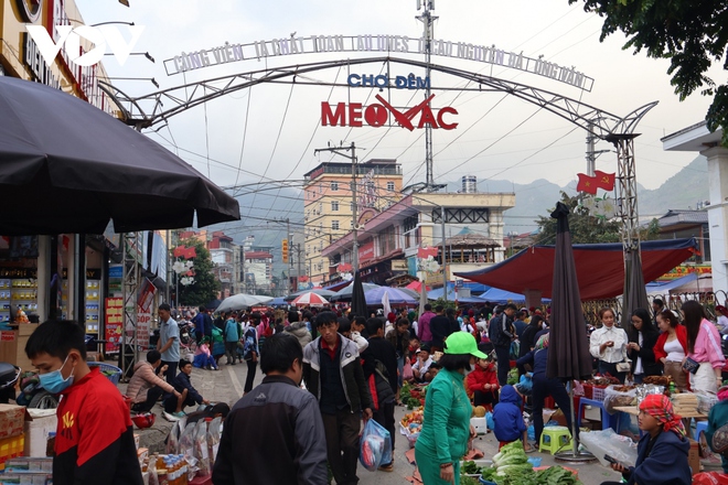 Lên cao nguyên đá Hà Giang đừng quên ghé chợ phiên Mèo Vạc - Ảnh 1.