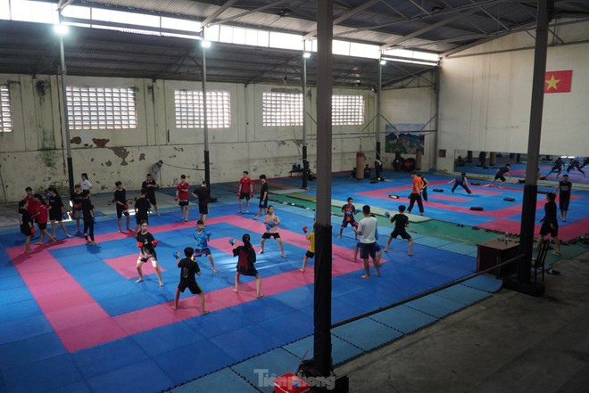 Trung t&acirc;m thể thao H&agrave; Tĩnh xuống cấp trầm trọng, vận động vi&ecirc;n tập trong ph&ograve;ng đổ n&aacute;t - Ảnh 7.