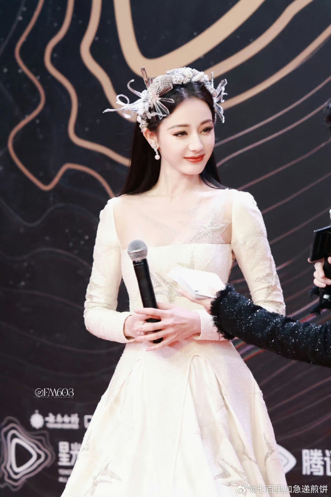 Địch Lệ Nhiệt Ba được cả Weibo gọi tên, gây thương nhớ với vẻ đẹp và thần thái tựa nữ thần tại sự kiện - Ảnh 5.