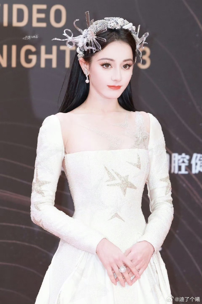 Địch Lệ Nhiệt Ba được cả Weibo gọi tên, gây thương nhớ với vẻ đẹp và thần thái tựa nữ thần tại sự kiện - Ảnh 3.