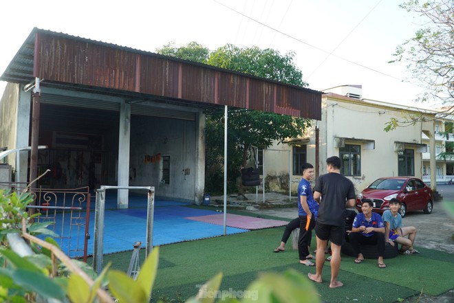 Trung t&acirc;m thể thao H&agrave; Tĩnh xuống cấp trầm trọng, vận động vi&ecirc;n tập trong ph&ograve;ng đổ n&aacute;t - Ảnh 5.