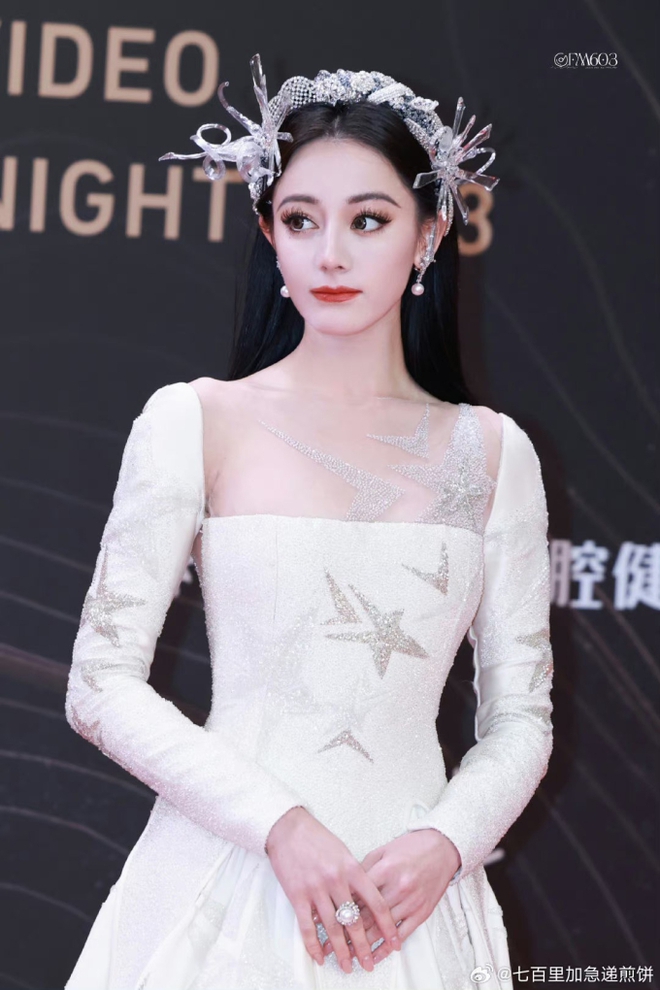 Địch Lệ Nhiệt Ba được cả Weibo gọi tên, gây thương nhớ với vẻ đẹp và thần thái tựa nữ thần tại sự kiện - Ảnh 2.