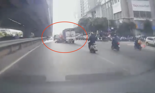 Truy t&igrave;m t&agrave;i xế &ocirc; t&ocirc; tải cố t&igrave;nh t&ocirc;ng ng&atilde; xe m&aacute;y tr&ecirc;n phố H&agrave; Nội rồi bỏ chạy - Ảnh 2.