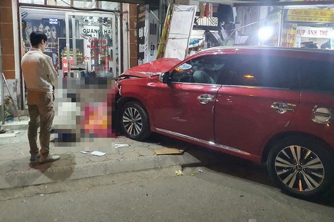 Hà Nội: Tai nạn ô tô liên hoàn trước cổng Học viện Tài chính khiến 1 bị thương, 1 người tử vong - Ảnh 1.