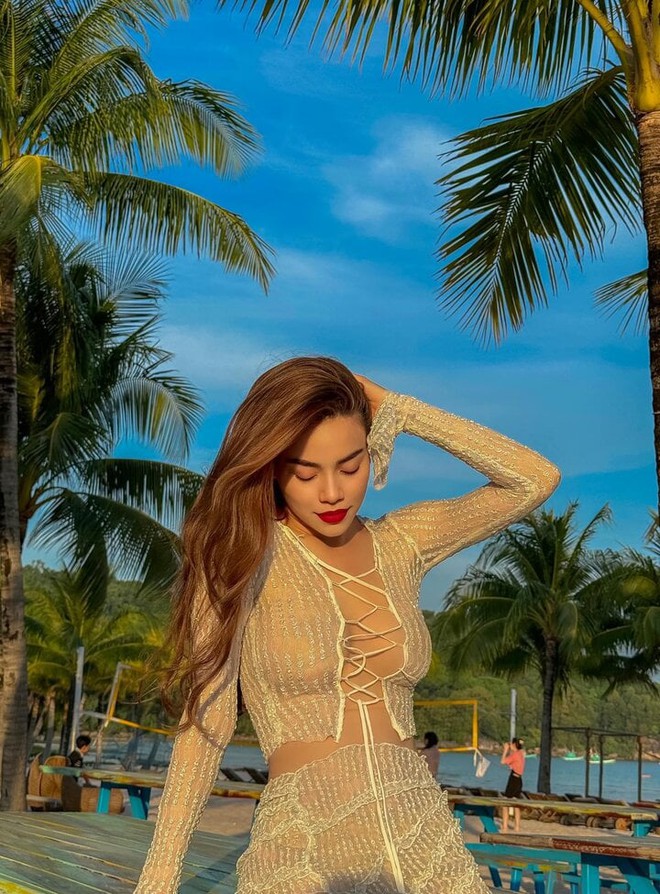 Hồ Ngọc H&agrave; khoe v&oacute;c d&aacute;ng gợi cảm tr&ecirc;n b&atilde;i biển - Ảnh 6.