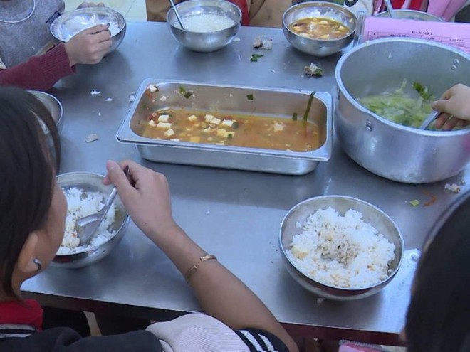 Vụ nghi cắt xén bữa ăn học sinh vùng cao: Lãnh đạo nhà trường nói thầy cô dàn dựng video gửi cho báo chí - Ảnh 2.