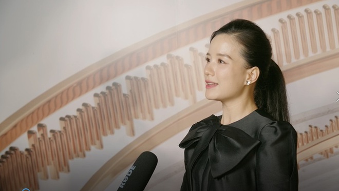 Nghệ sĩ Xuân Bắc xuất hiện trên thảm đỏ: Được mời tham dự Gala Human Act Prize 2023 tôi thích lắm - Ảnh 3.