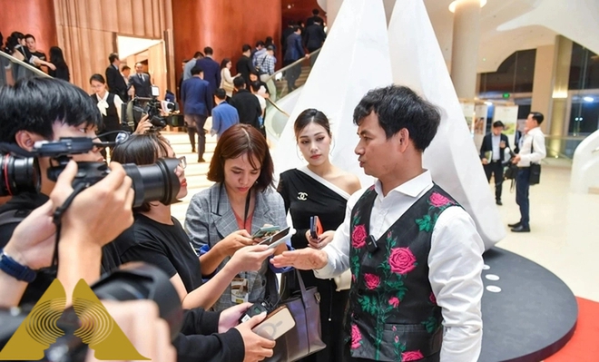 Nghệ sĩ Xuân Bắc xuất hiện trên thảm đỏ: Được mời tham dự Gala Human Act Prize 2023 tôi thích lắm - Ảnh 2.