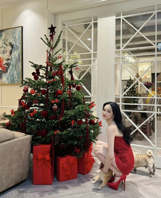 Mỹ nhân Việt &quot;lên đồ&quot; cạnh cây thông Noel: Outfit đỏ - trắng nhiều vô kể, hiếm hoi mới có người lệch tông - Ảnh 1.