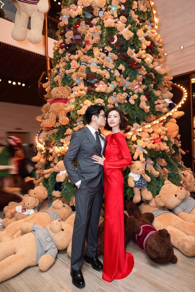 Mỹ nhân Việt &quot;lên đồ&quot; cạnh cây thông Noel: Outfit đỏ - trắng nhiều vô kể, hiếm hoi mới có người lệch tông - Ảnh 3.