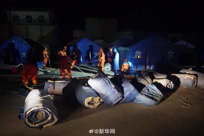 Hiện trường trận động đất khiến hơn 100 người chết tại Trung Quốc: Cứu hộ xuyên đêm tìm người bị vùi lấp trong cái lạnh dưới 0 độ C - Ảnh 7.