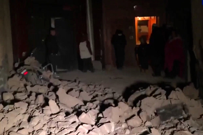 Hiện trường trận động đất khiến hơn 100 người chết tại Trung Quốc: Cứu hộ xuyên đêm tìm người bị vùi lấp trong cái lạnh dưới 0 độ C - Ảnh 3.