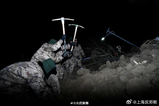 Hiện trường trận động đất khiến hơn 100 người chết tại Trung Quốc: Cứu hộ xuyên đêm tìm người bị vùi lấp trong cái lạnh dưới 0 độ C - Ảnh 7.
