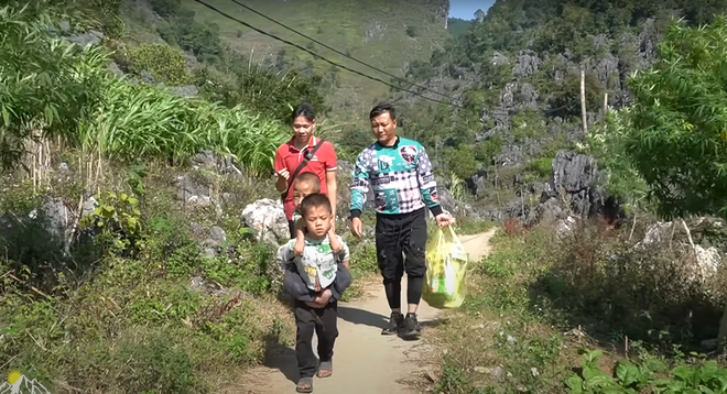 Ảnh hiếm ở vùng cao Hà Giang: Cậu bé 7 tuổi 3 năm cõng bạn tới trường, biết hoàn cảnh lại càng thương - Ảnh 5.