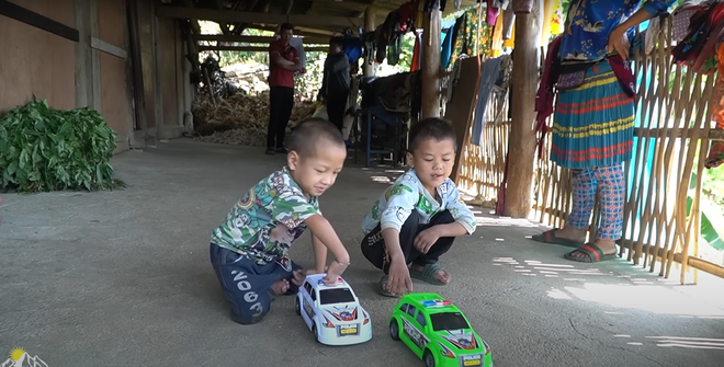 Ảnh hiếm ở vùng cao Hà Giang: Cậu bé 7 tuổi 3 năm cõng bạn tới trường, biết hoàn cảnh lại càng thương - Ảnh 4.