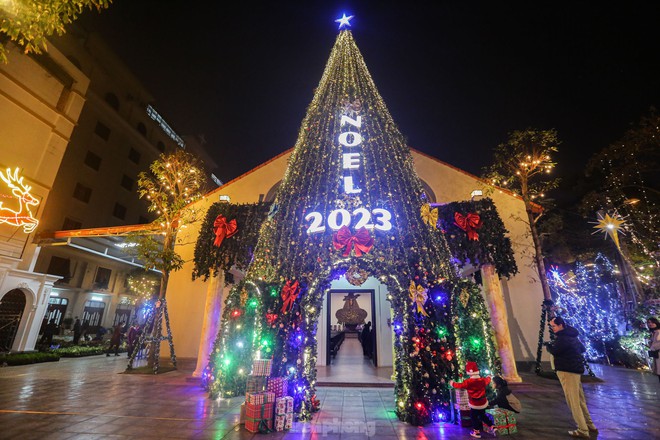 Các nhà thờ lớn ở Hà Nội trang hoàng lung linh chào đón Giáng sinh - Ảnh 15.